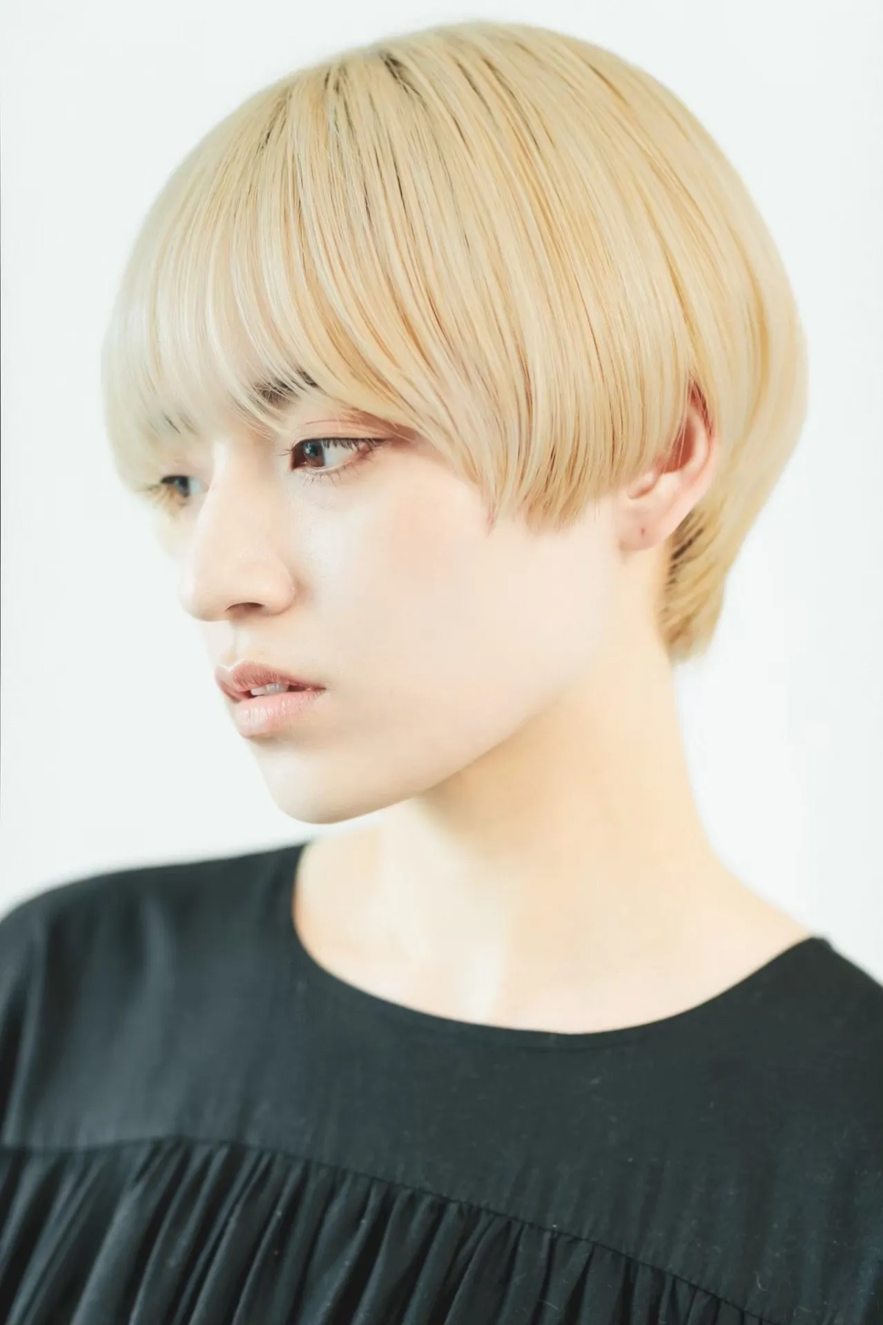 blond × minimum short