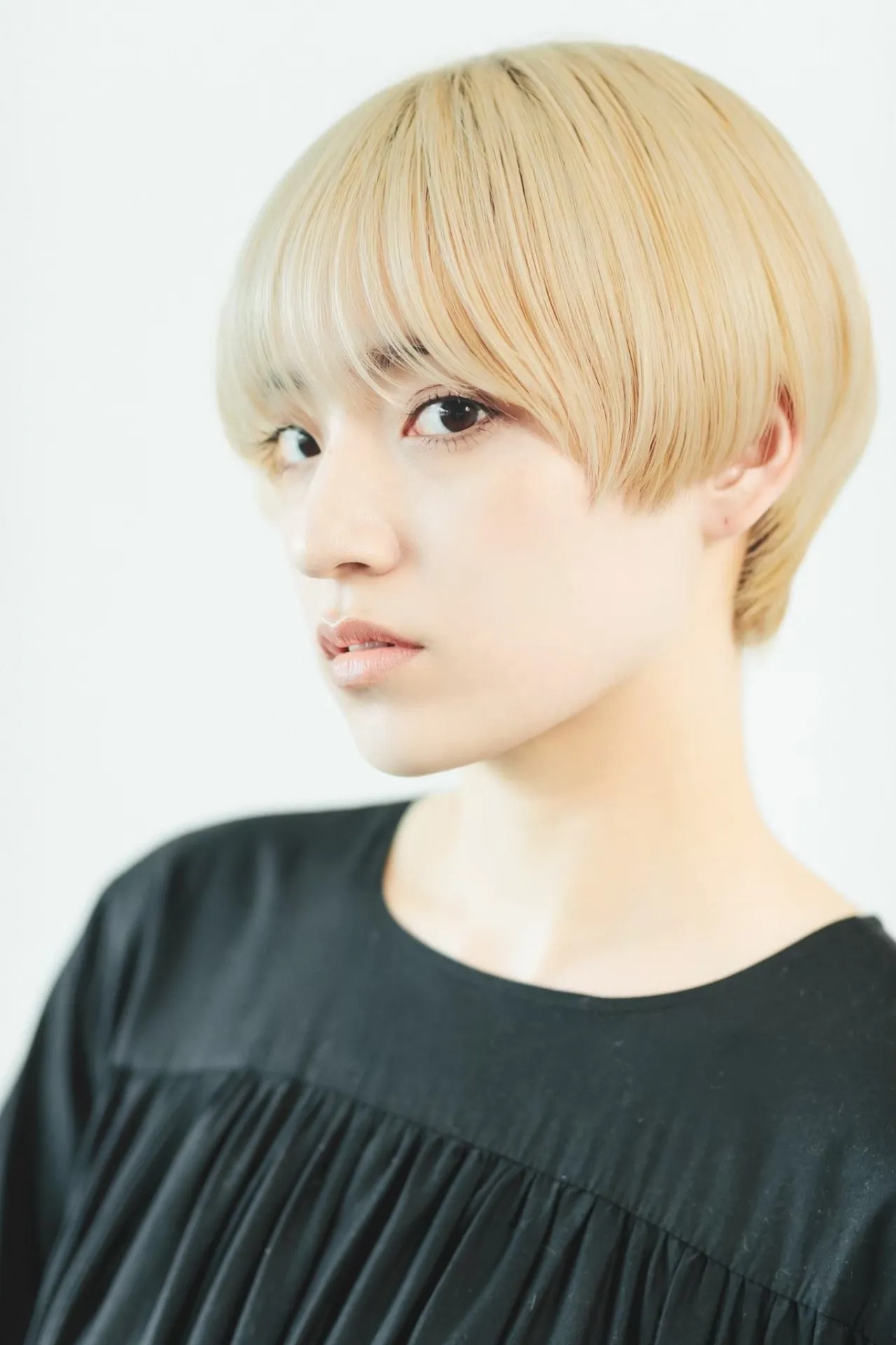 blond × minimum short