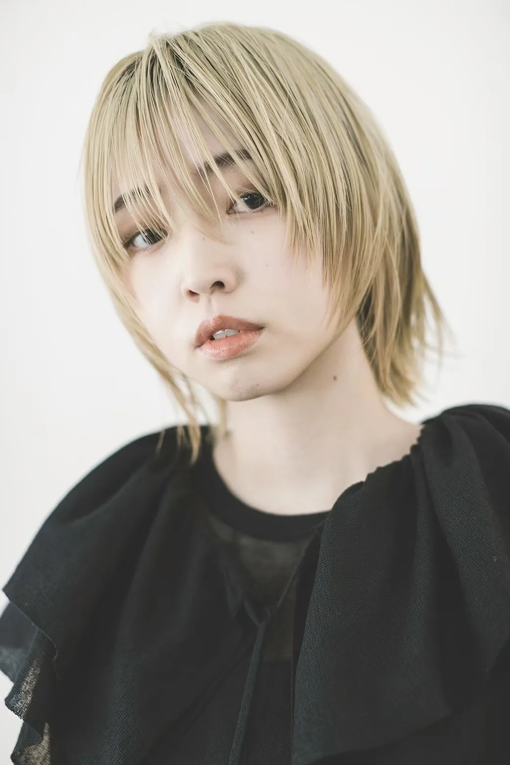 blond × layer bob