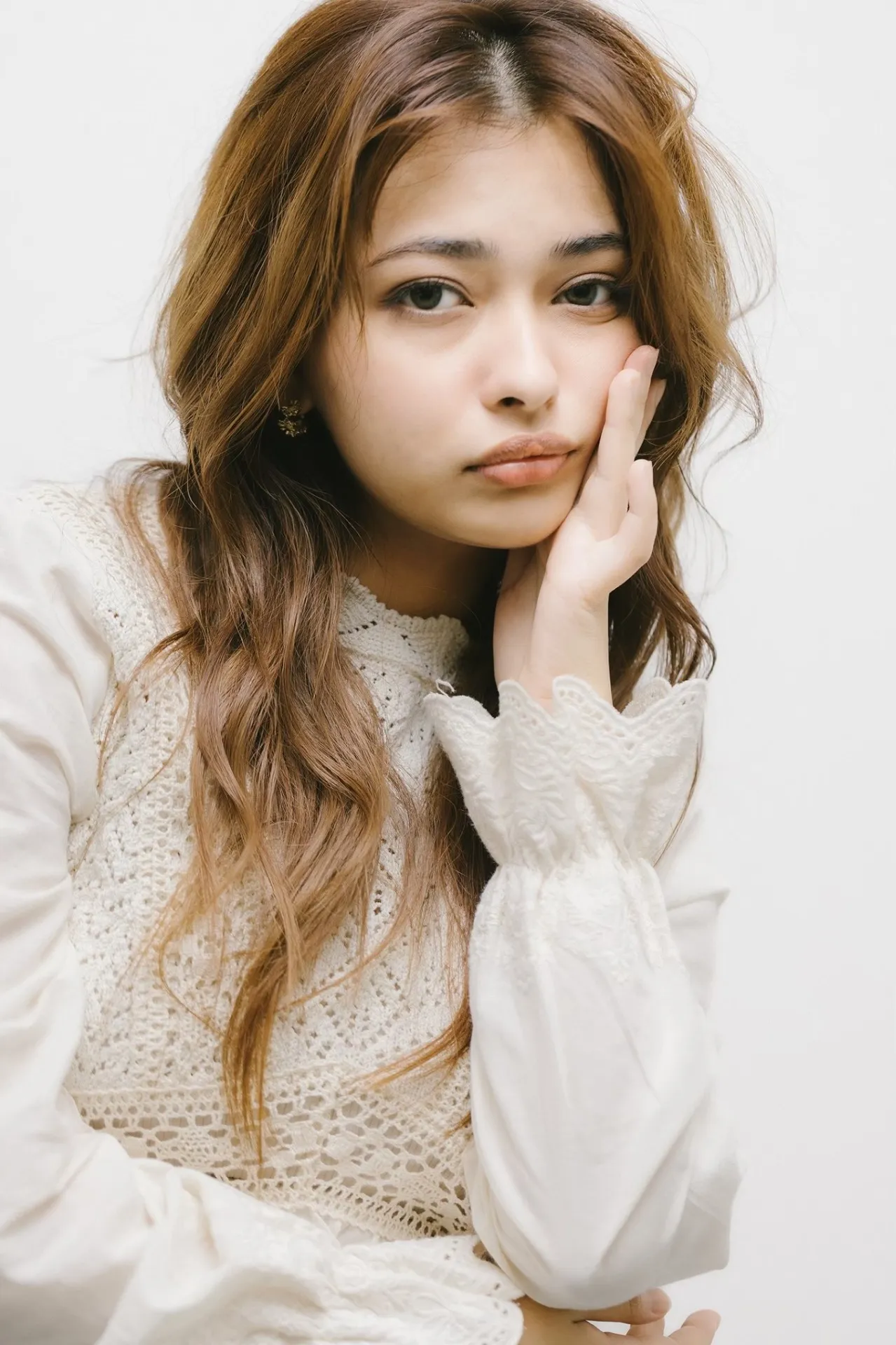 ロングヘアのレイヤーカットで骨格補正と小顔カットを叶えるトレンドデザイン徹底解説